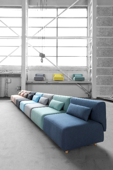 moderni-spalvota-sustatoma-sofa