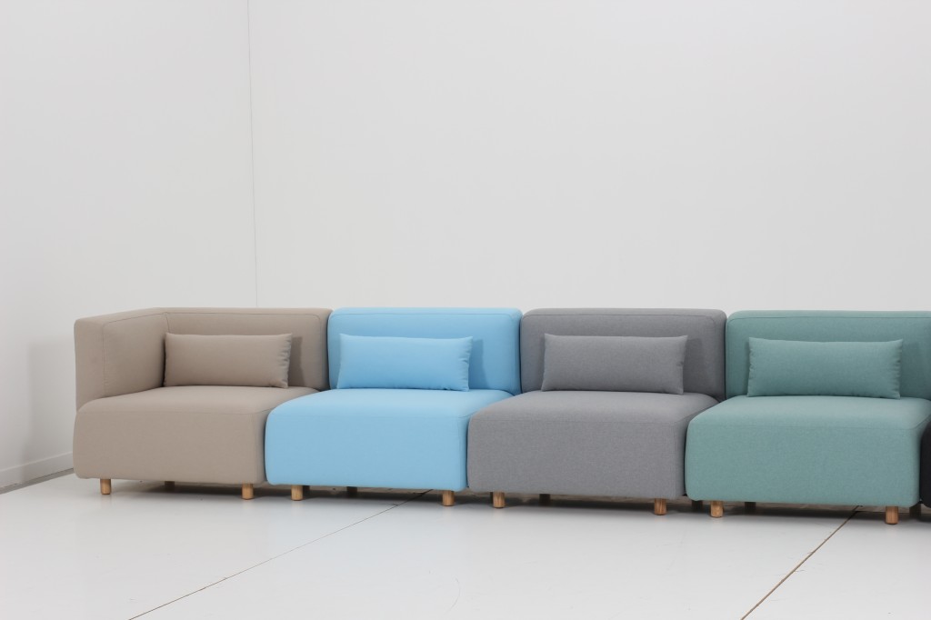 spalvota sofa modulinė