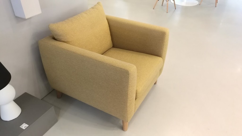skandinaviskas-dizainas-geltonas-fotelis