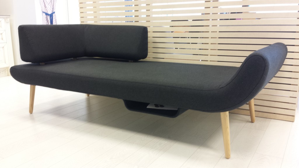 juoda-moderni-sofa